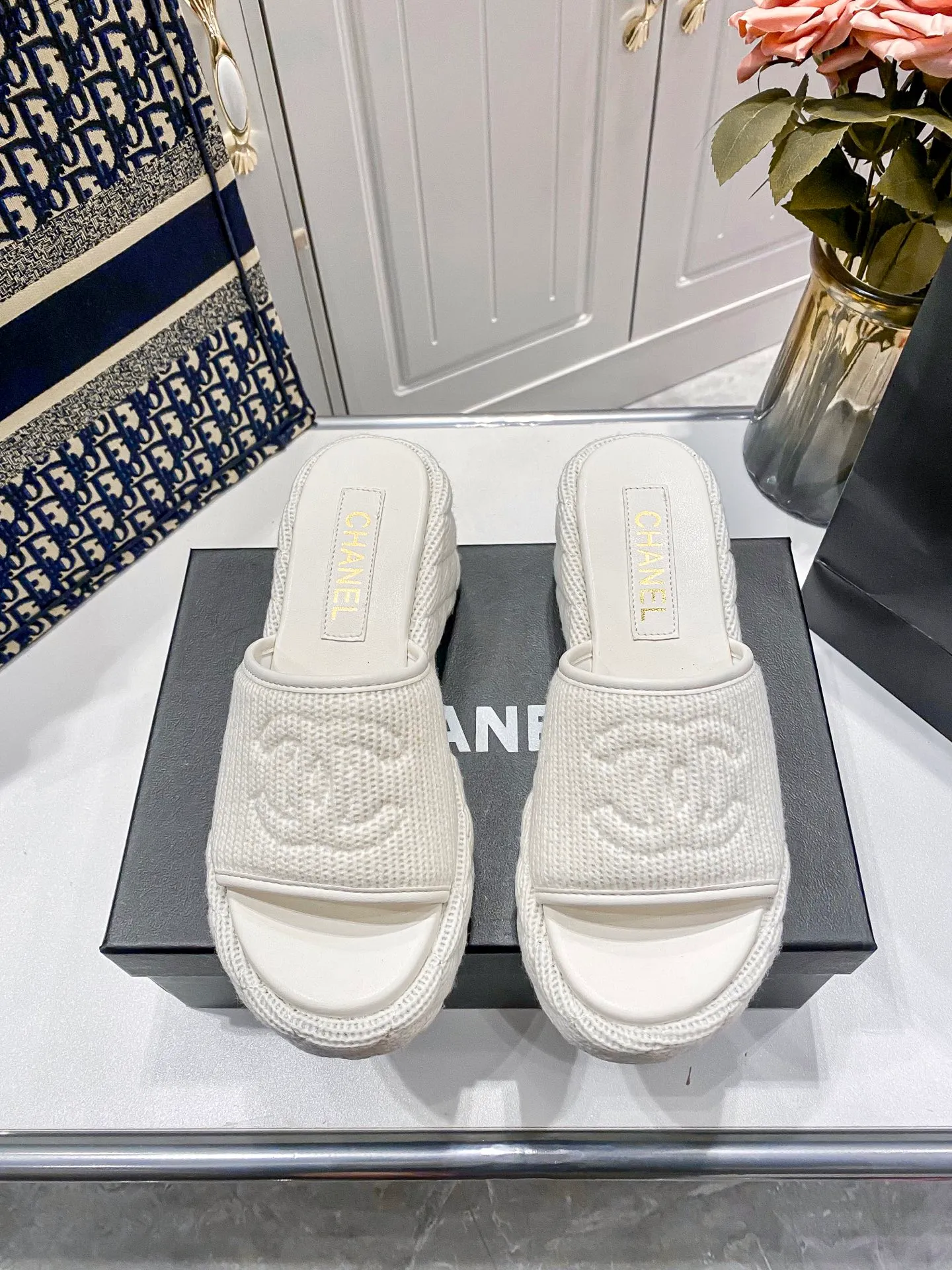 👟👟Ex-factory price 460👟👟Chanel 25C new early spring thick-soled slippers!  Top version! Early release. Thick sole design. 5cm heel height. Makes your legs longer in seconds. Original custom linen for the upper. Sheepskin for foot pads. Original genuine leather outsole. Size: 34-41. Customized. Non-returnable and non-exchangeable.